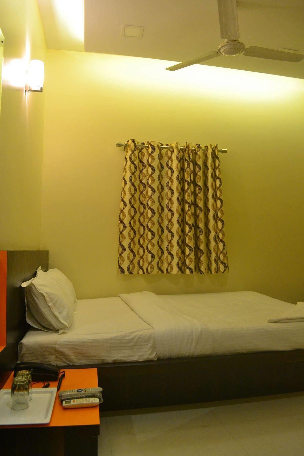 Airport Metro Hotel Mumbai Exterior foto