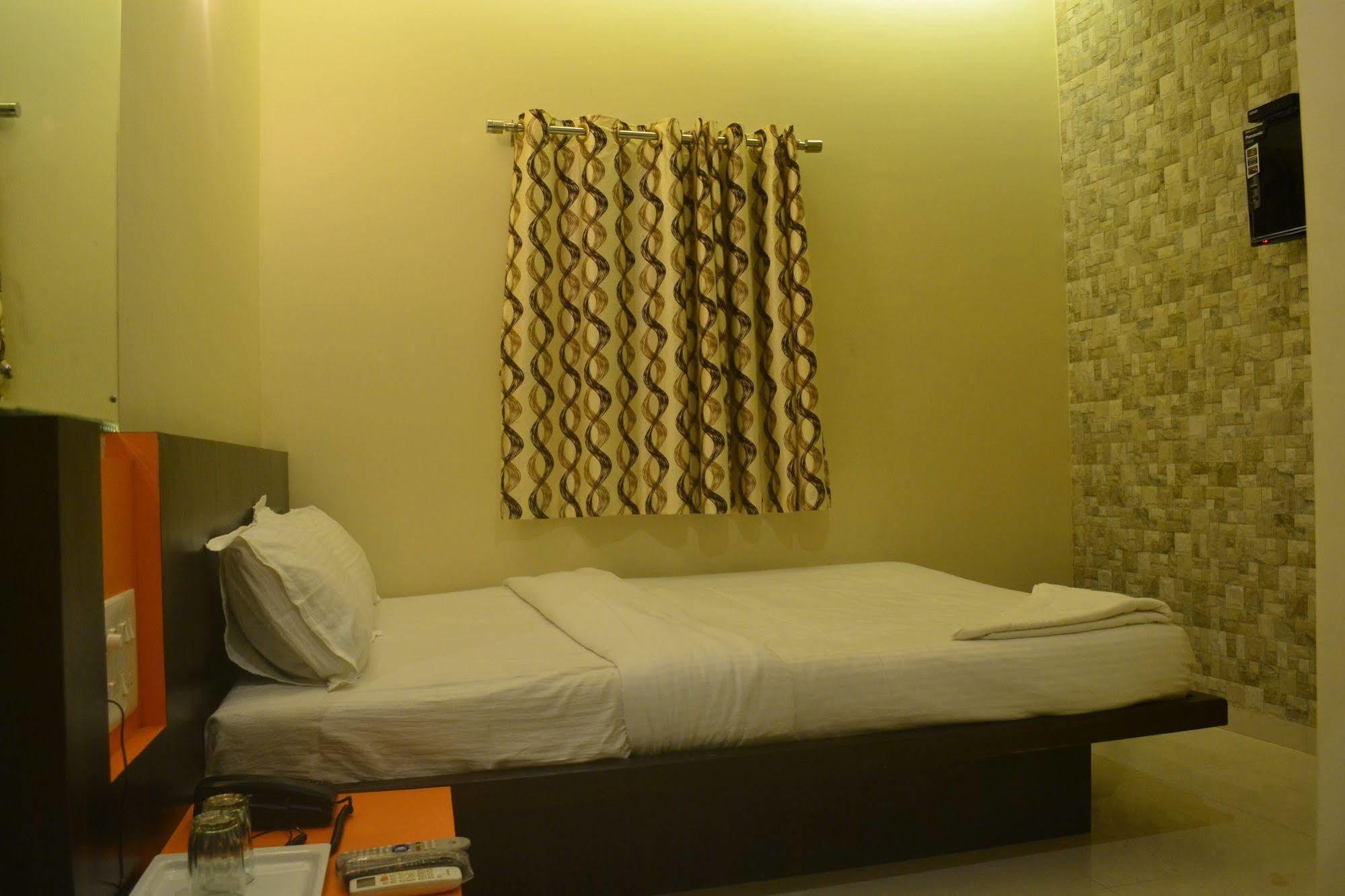 Airport Metro Hotel Mumbai Exterior foto
